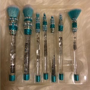 Customize 7pcs makeup brush set.